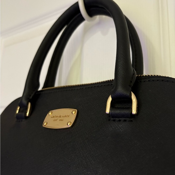 EUC Michael Kors Selma Medium
Satchel in Saffiano Leather Handbag Black - Picture 2 of 14